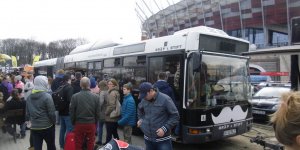 Zjazd jadłowozów na błoniach Stadionu Narodowego.