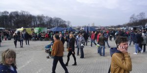 Zjazd jadłowozów na błoniach Stadionu Narodowego.