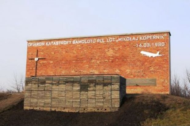 Mur poświęcony katastrofie samolotu Kopernik