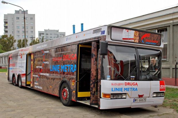 Pierwszy warszawski Neoplan - mobilny punkt informacji pasażerskiej