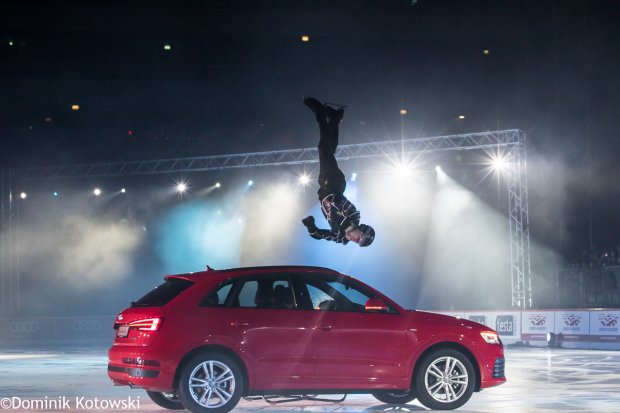 skok przez Audi- sponsora rewii