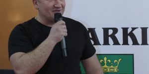 Jeden z organizatorów z Marek