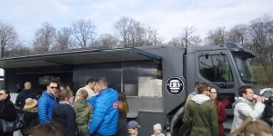 Zjazd jadłowozów na błoniach Stadionu Narodowego.