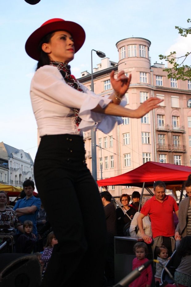 Flamenco przy Placu Unii Lubelskiej na tle kamienicy Jana Łaskiego