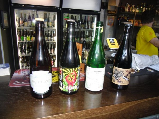 Butelki z najdroższym piwem w Chmielarni. Od lewej Rueuze, CapSoul, Yazu Labbic, Black In & Blood Burbon BA. (przepraszam za jakość zdjęcia)