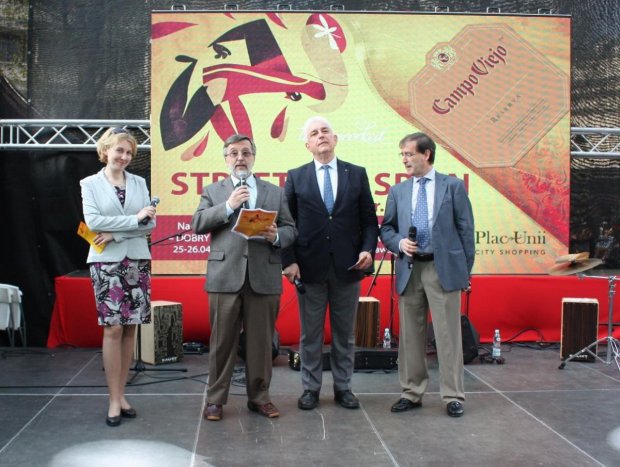 Oficjalnie na Street of Spain - przemawia Agustín Núnez Martínez, ambasador Hiszpanii w Polsce (w języku polskim). Pierwsza od lewej pani Zuzanna Gołębiewska - Dyrektor Biura Polsko-Hiszpańskiej Izby Gospodarczej, pierwszy z prawej - radca handlowy Ambasady Hiszpanii w Warszawie, pan Juan Antonio García-Denche Navarro, Drugi od prawej pan Andrzej Szumowski, wiceprezes i przedstawiciel sponsora firmy Pernold Ricard Polska