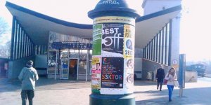 Przy dworcu Warszawa Powiśle - plakat informujący o konkursie S3KTOR