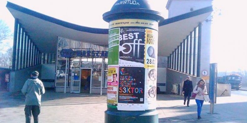 Przy dworcu Warszawa Powiśle - plakat informujący o konkursie S3KTOR