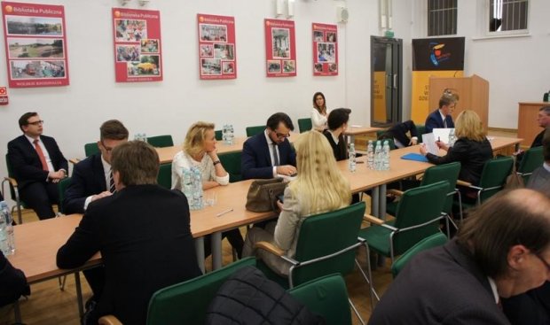 Rada Woli z burmistrzem Krzysztofem Strzałkowskim (pierwszy z lewej)