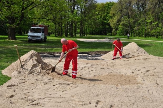 Przygotowywanie boisk. Teren każdego z boisk wysypany jest 40 tonami piasku 