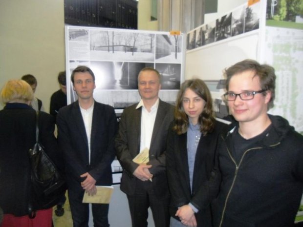 Autorzy na tle nagrodzonej pracy. Od lewej Maciej Koczocik, Piotr Bujnowski, Martyna Rowicka, Krzysztof Makowski