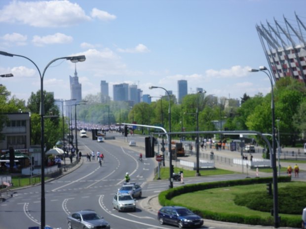 Kibice Legii a nad nimi dym