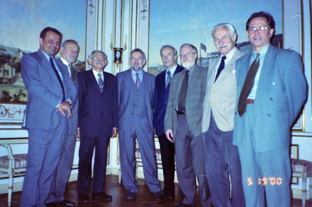 (od lewej): Paweł Bujalski (Wola), prof. Marek Kwiatkowski(dyr. Łazienek), Edward Małecki (Praga Płd.), Grzegorz Buczek (Ochota),Lech Królikowski (Mokotów), Jan Rutkiewicz (Śródmieście), Stanisław Wyganowski (Prezydent)i Józef Menes (Żoliborz)
