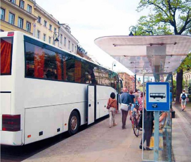 Przystanek na Krakowskim Przedmieściu z konieczności blokowany przez autokary turystyczne