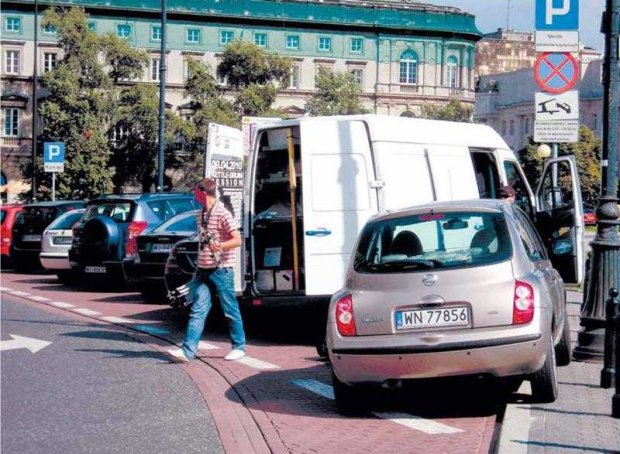 Przystanek dla autokarów przy Placu Piłsudskiego permanentnie blokowany jest przez auta osobowe pracowników pobliskich instytucji.