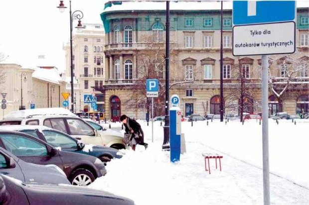 Przystanek dla autokarów przy Placu Piłsudskiego - sceneria zimowa
