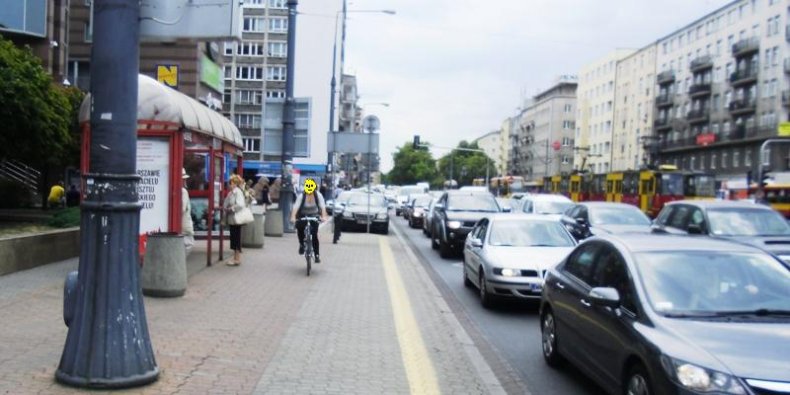 Zła rowerzystka na przystanku autobusowym przy ul. Puławskiej