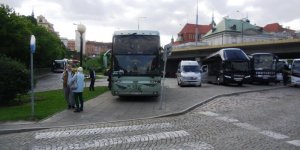 Parkowanie autokarami na przejściu dla pieszych (na chodniku, tam gdzie można zaparkować dopuszczalny ciężar zaparkowanego pojazdu to 2500 kg) pod wiaduktem przed Mostem Śląsko-Dąbrowskim