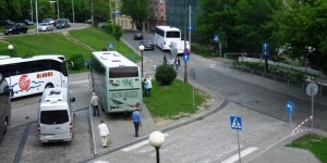Parkowanie autokarami na przejściu dla pieszych (na chodniku, tam gdzie można zaparkować dopuszczalny ciężar zaparkowanego pojazdu to 2500 kg) pod wiaduktem przed Mostem Śląsko-Dąbrowskim