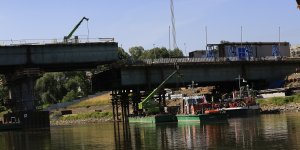 Remont Mostu Łazienkowskiego widziany z Wisły