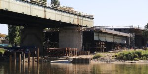 Remont Mostu Łazienkowskiego widziany z Wisły