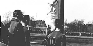 Jerzy Szularz, znakomity piłkarz Polonii, wciąga flagę na maszt na uroczystości rozpoczęcia turnieju piłkarskiego (ok. 1950 r.)