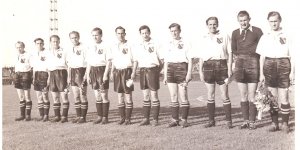 Legioniści w 1949 przed wyjazdowym meczem z Duklą Praga. Kapitanem zespołu (pierwszy z prawej) był Kazimierz Górski.