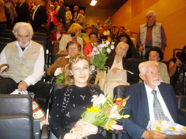 Marianna Bukowski z Powstańcami - obok prezes ZG ŚZŻAK prof. dr hab. Leszek Żukowski, z tyłu od lewej Witold Kruczek, Wanda Traczyk-Stawska, Barbara Matys-Wysiadecka