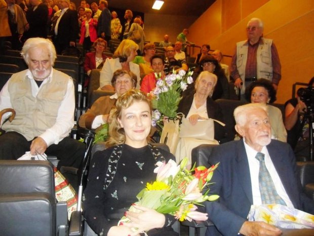 Marianna Bukowski z Powstańcami - obok prezes ZG ŚZŻAK  prof. dr hab. Leszek Żukowski, z tyłu od lewej Witold Kruczek, Wanda Traczyk-Stawska, Barbara Matys-Wysiadecka