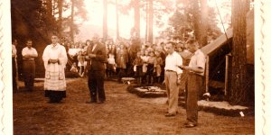 Zdjecie Legii z obozu sportowego SKS Społem w 1947 r. Na obozie jest ksiądz.