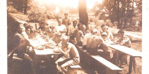 Zdjęcie z obozu sportowego SKS Społem w 1948 r. Pomiechówek.