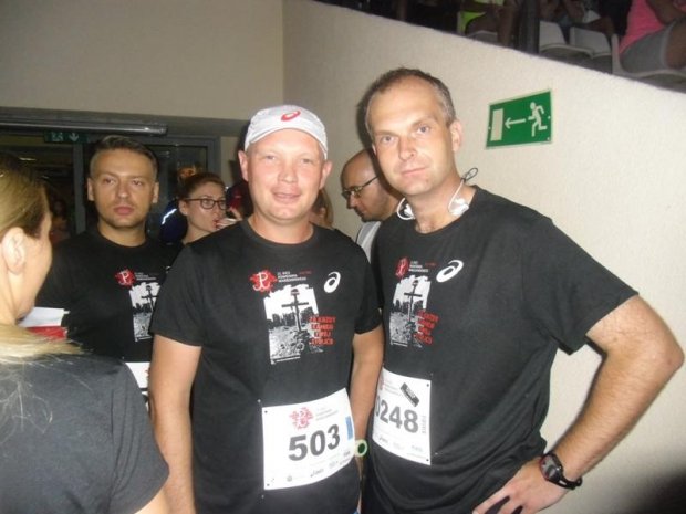 Tomek Kamiński (w czapce) z kolegą - na stadionie Polonii przed Biegiem Powstania