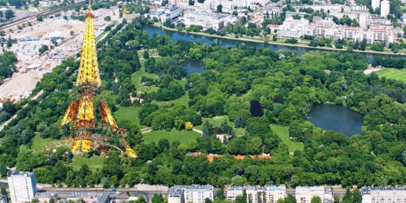 Park Skaryszewski z duchem Wieży Eiffla - kompilacja. Zdjęcie parku autorstwa Adama Kliczka (źr.: Wikimedia Commons)