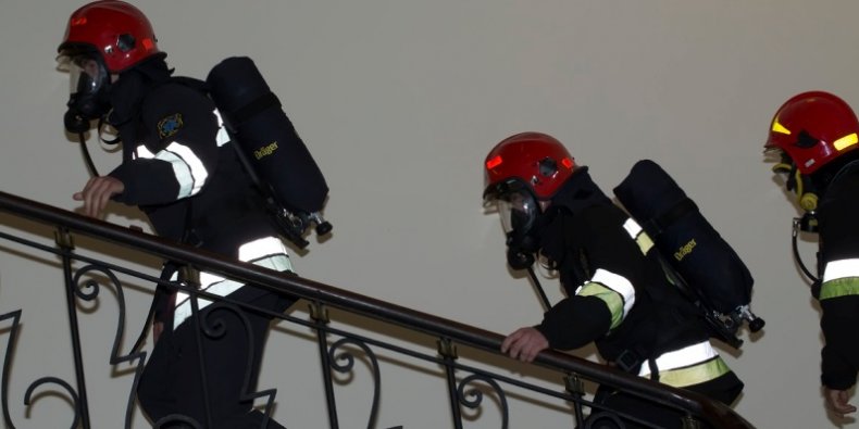 Strażacy wbiegają na XXX piętro PKiN