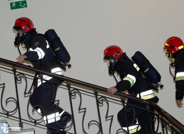 Strażacy biegną w oporządzeniu ważącym 30 kg