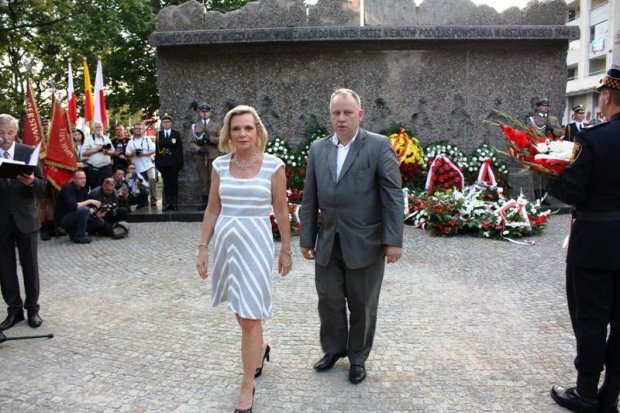 Wieniec złożyła Anna Maria Anders córka Generała Andersa, asystował wiceburmistrz Ochoty Grzegorz Wysocki