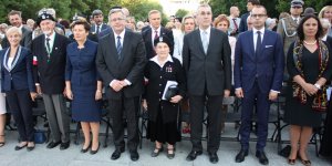 W trakcie uroczystości na Cmentarzu Powstańców Warszawy - Prezydent RP Bronisław Komorowski i Pani Wanda Traczyk-Stawska ps. Pączek (Komitet ds. CPW)