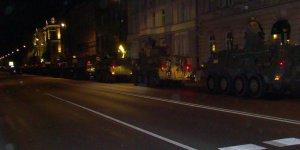 Przed defiladą 15 sierpnia 2015 r w Warszawie. od pl. Trzech Krzyży w kierunku Belweder, stanęły pojazdy polskie i USA