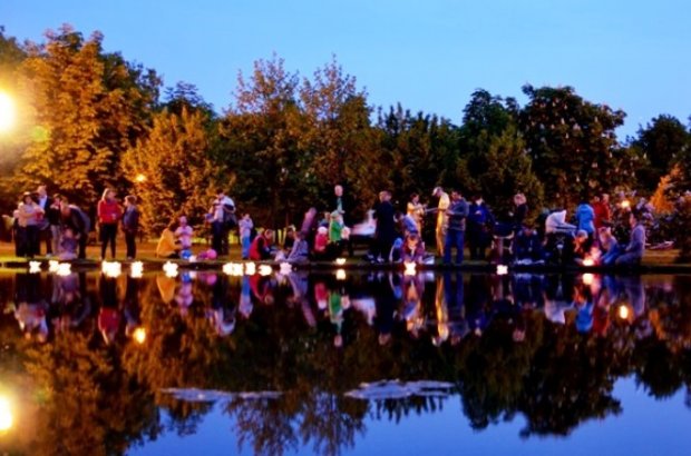 Noc Muzeów Noc Muzeów - lampiony w Parku Rzeźby