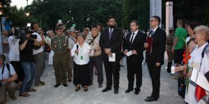 Pani Wanda Traczyk-Stawska wita przybyłych na wystawę "Zachowajmy ich w pamięci" przy Cmentarzu Powstańców Warszawy