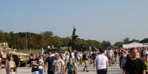 Piknik wojskowy na błoniach Stadionu Narodowego, 15-08-2015
