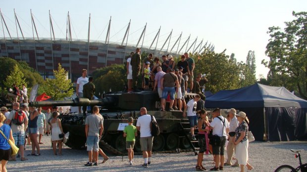 Oblężenie czołgów przez cywilbandę - po pokazie sprzęt do przeglądu i remontu.