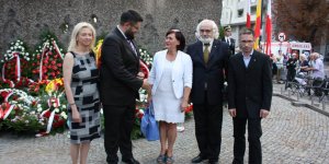 Uroczystości 5 sierpnia na Woli. przedstawiciele Towarzystwa Przyjaciół Warszawy. Z Jarosławem Jóźwiakiem, wiceprezydentem Warszawy, rozmawia Beata Michalec prezes TPW