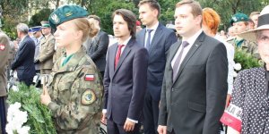 Uroczystości 5 sierpnia na Woli. wieńce składają Burmistrz Woli Krzysztof Strzałkowski i Zastępcy Burmistrza Woli Mariusz Budziszewski i Adam Hać.
