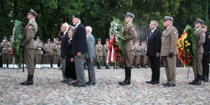 1 sierpnia 2015 r. uroczystości na Cmentarzu Powstańców Warszawy - wieńce składają Powstańcy