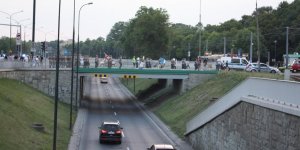 Marsz pamięci wchodzi w ulicę Redutową