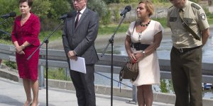 od lewej: prezydent Warszawy Hanna Gronkiewicz-Waltz, wojewoda mazowiecki Jacek Kozłowski, dyrektor pionu wody w MPWiK Beata Pacholec, komendant Posterunku PSR w Ciechanowie Marek Milewski