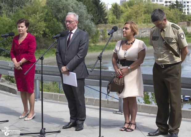 Władza w Porcie Praskim - od lewej: prezydent Warszawy Hanna Gronkiewicz-Waltz, wojewoda Mazowiecki Jacek Kozłowski, dyrektor pionu wody w MPWiK Beata Pacholec, komendant Posterunku PSR w Ciechanowie Marek Milewski