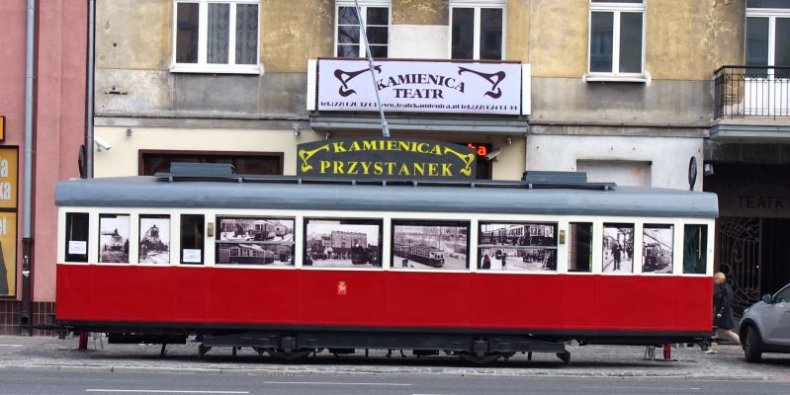 Teatr Kamienica - zabytkowy tramwaj przed wejściem)