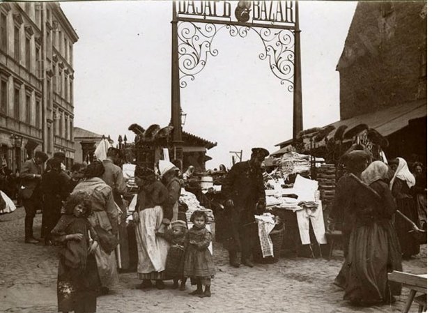 Bazar Różyckiego - brama w roku 1898